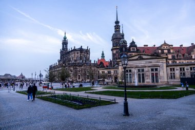 Dresden 'in güzel tarihi şehir merkezinde kısa bir akşam yürüyüşü - Saksonya - Almanya 