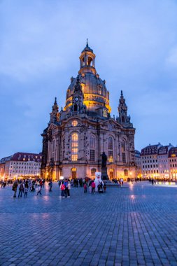 Dresden 'in güzel tarihi şehir merkezinde kısa bir akşam yürüyüşü - Saksonya - Almanya 