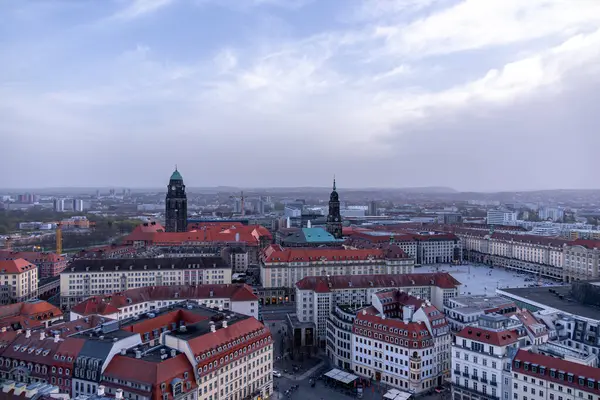 Dresden 'in güzel tarihi şehir merkezinde kısa bir akşam yürüyüşü - Saksonya - Almanya 