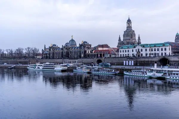 Dresden 'in güzel tarihi şehir merkezinde kısa bir akşam yürüyüşü - Saksonya - Almanya 