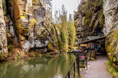 Saksonya - Almanya 'da Saksonya - Saksonya - Kirnitzschtal Vadisi' nde bahar yürüyüşü