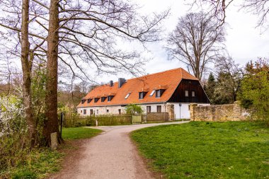 Dresden-Saksonya yakınlarındaki Moritzburg 'un güzel peri masalı şatosunda kısa bir mola.