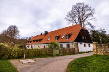 Dresden-Saksonya yakınlarındaki Moritzburg 'un güzel peri masalı şatosunda kısa bir mola.