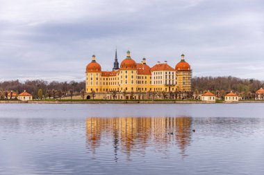 Dresden-Saksonya yakınlarındaki Moritzburg 'un güzel peri masalı şatosunda kısa bir mola.