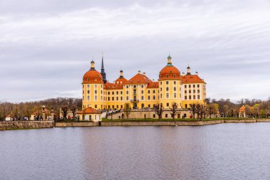 Dresden-Saksonya yakınlarındaki Moritzburg 'un güzel peri masalı şatosunda kısa bir mola.
