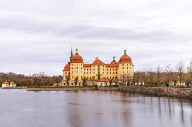 Dresden-Saksonya yakınlarındaki Moritzburg 'un güzel peri masalı şatosunda kısa bir mola.