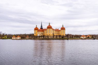 Dresden-Saksonya yakınlarındaki Moritzburg 'un güzel peri masalı şatosunda kısa bir mola.