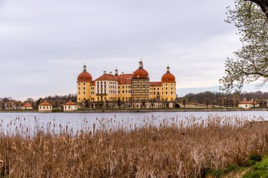 Dresden-Saksonya yakınlarındaki Moritzburg 'un güzel peri masalı şatosunda kısa bir mola.