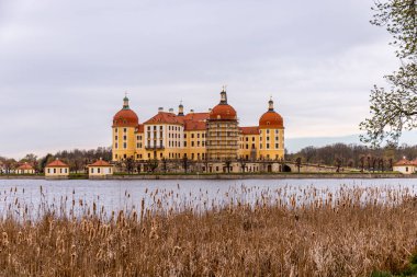 Dresden-Saksonya yakınlarındaki Moritzburg 'un güzel peri masalı şatosunda kısa bir mola.