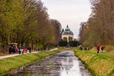 Dresden-Saksonya yakınlarındaki Moritzburg 'un güzel peri masalı şatosunda kısa bir mola.