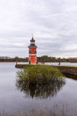 Dresden-Saksonya yakınlarındaki Moritzburg 'un güzel peri masalı şatosunda kısa bir mola.