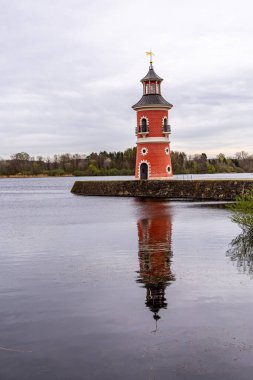 Dresden-Saksonya yakınlarındaki Moritzburg 'un güzel peri masalı şatosunda kısa bir mola.