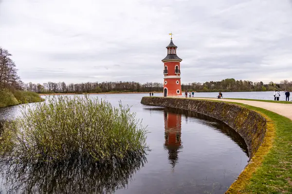 Dresden-Saksonya yakınlarındaki Moritzburg 'un güzel peri masalı şatosunda kısa bir mola.