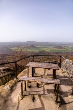 Hirschmhle 'den Saxon İsviçre' deki Carola Kayası 'na bahar yürüyüşü - Schmilka - Saksonya - Almanya