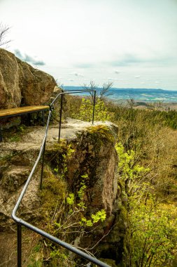 Bad Liebenstein 'dan Rennsteig' e kısa bir yürüyüş turu, muhteşem güneş ışığı altında Altenstein Park 'taki bahar uyanışı da dahil - Thüringen - Almanya
