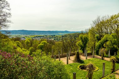 Bad Liebenstein 'dan Rennsteig' e kısa bir yürüyüş turu, muhteşem güneş ışığı altında Altenstein Park 'taki bahar uyanışı da dahil - Thüringen - Almanya