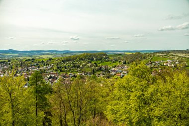 Bad Liebenstein 'dan Rennsteig' e kısa bir yürüyüş turu, muhteşem güneş ışığı altında Altenstein Park 'taki bahar uyanışı da dahil - Thüringen - Almanya