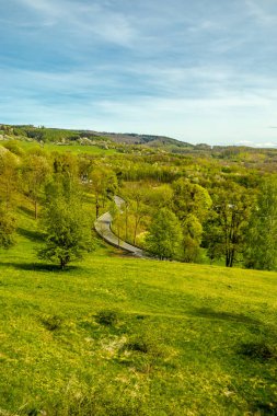 Bad Liebenstein 'dan Rennsteig' e kısa bir yürüyüş turu, muhteşem güneş ışığı altında Altenstein Park 'taki bahar uyanışı da dahil - Thüringen - Almanya
