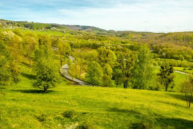 Bad Liebenstein 'dan Rennsteig' e kısa bir yürüyüş turu, muhteşem güneş ışığı altında Altenstein Park 'taki bahar uyanışı da dahil - Thüringen - Almanya