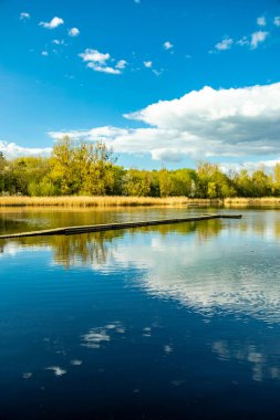 Breitungen göllerinde bahar yürüyüşü harika bir güneş ışığı altında - Thüringen - Almanya