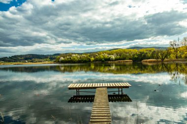 Breitungen göllerinde bahar yürüyüşü harika bir güneş ışığı altında - Thüringen - Almanya