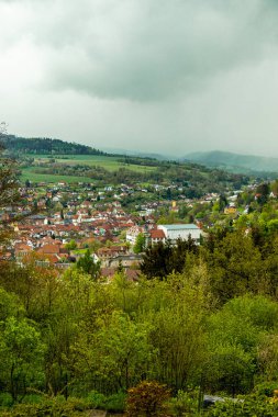 Schmalkalden kasabasındaki Hhenweg patikasında tipik nisan havasıyla kısa bir yürüyüş - Thüringen - Almanya