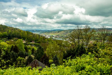 Schmalkalden kasabasındaki Hhenweg patikasında tipik nisan havasıyla kısa bir yürüyüş - Thüringen - Almanya