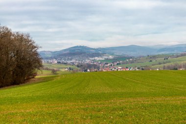 Khndorf yakınlarındaki Dolmar 'a yapılan kısa bisiklet turu buz gibi havada ve soğuk yollarda - Thüringen - Almanya