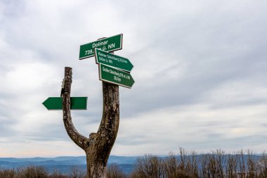 Khndorf yakınlarındaki Dolmar 'a yapılan kısa bisiklet turu buz gibi havada ve soğuk yollarda - Thüringen - Almanya