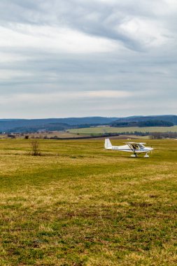 Khndorf yakınlarındaki Dolmar 'a yapılan kısa bisiklet turu buz gibi havada ve soğuk yollarda - Thüringen - Almanya