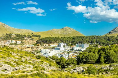 İspanya 'nın Mallorca adasındaki Cala Sant Vicen körfezinin kapısındaki Puig de l' guila 'ya akşam yürüyüşü