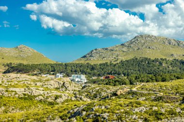 İspanya 'nın Mallorca adasındaki Cala Sant Vicen körfezinin kapısındaki Puig de l' guila 'ya akşam yürüyüşü