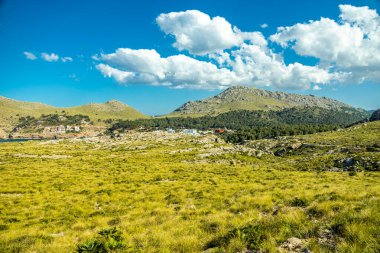İspanya 'nın Mallorca adasındaki Cala Sant Vicen körfezinin kapısındaki Puig de l' guila 'ya akşam yürüyüşü