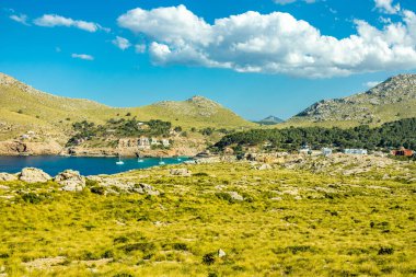 İspanya 'nın Mallorca adasındaki Cala Sant Vicen körfezinin kapısındaki Puig de l' guila 'ya akşam yürüyüşü