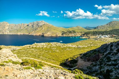 İspanya 'nın Mallorca adasındaki Cala Sant Vicen körfezinin kapısındaki Puig de l' guila 'ya akşam yürüyüşü