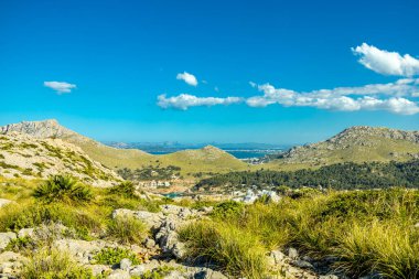 İspanya 'nın Mallorca adasındaki Cala Sant Vicen körfezinin kapısındaki Puig de l' guila 'ya akşam yürüyüşü