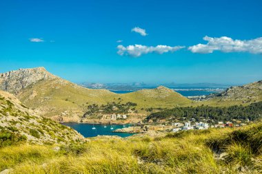 İspanya 'nın Mallorca adasındaki Cala Sant Vicen körfezinin kapısındaki Puig de l' guila 'ya akşam yürüyüşü