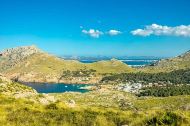 İspanya 'nın Mallorca adasındaki Cala Sant Vicen körfezinin kapısındaki Puig de l' guila 'ya akşam yürüyüşü