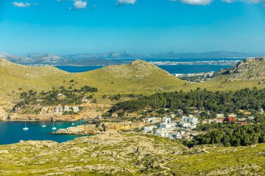 İspanya 'nın Mallorca adasındaki Cala Sant Vicen körfezinin kapısındaki Puig de l' guila 'ya akşam yürüyüşü