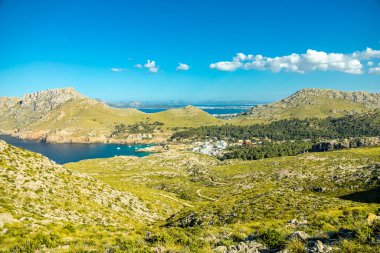 İspanya 'nın Mallorca adasındaki Cala Sant Vicen körfezinin kapısındaki Puig de l' guila 'ya akşam yürüyüşü