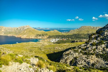 İspanya 'nın Mallorca adasındaki Cala Sant Vicen körfezinin kapısındaki Puig de l' guila 'ya akşam yürüyüşü