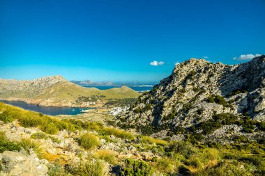 İspanya 'nın Mallorca adasındaki Cala Sant Vicen körfezinin kapısındaki Puig de l' guila 'ya akşam yürüyüşü