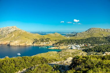 İspanya 'nın Mallorca adasındaki Cala Sant Vicen körfezinin kapısındaki Puig de l' guila 'ya akşam yürüyüşü