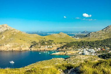 İspanya 'nın Mallorca adasındaki Cala Sant Vicen körfezinin kapısındaki Puig de l' guila 'ya akşam yürüyüşü