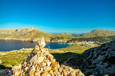 İspanya 'nın Mallorca adasındaki Cala Sant Vicen körfezinin kapısındaki Puig de l' guila 'ya akşam yürüyüşü