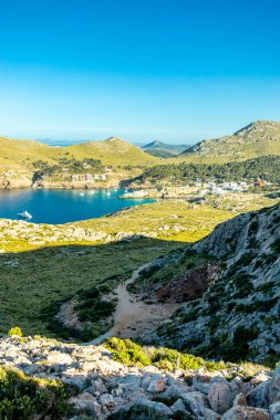 İspanya 'nın Mallorca adasındaki Cala Sant Vicen körfezinin kapısındaki Puig de l' guila 'ya akşam yürüyüşü