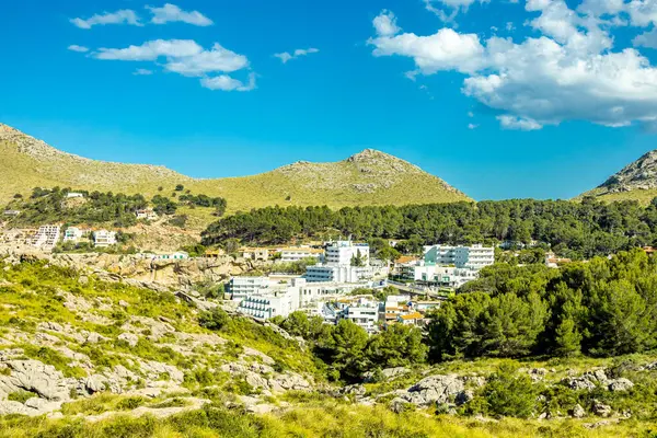 İspanya 'nın Mallorca adasındaki Cala Sant Vicen körfezinin kapısındaki Puig de l' guila 'ya akşam yürüyüşü