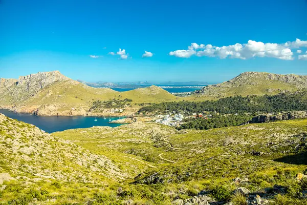 İspanya 'nın Mallorca adasındaki Cala Sant Vicen körfezinin kapısındaki Puig de l' guila 'ya akşam yürüyüşü