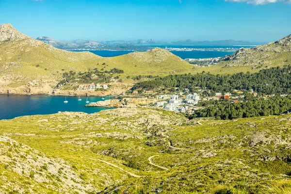 İspanya 'nın Mallorca adasındaki Cala Sant Vicen körfezinin kapısındaki Puig de l' guila 'ya akşam yürüyüşü