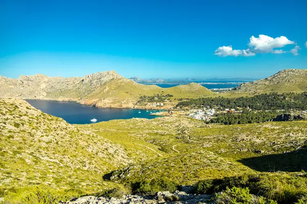 İspanya 'nın Mallorca adasındaki Cala Sant Vicen körfezinin kapısındaki Puig de l' guila 'ya akşam yürüyüşü